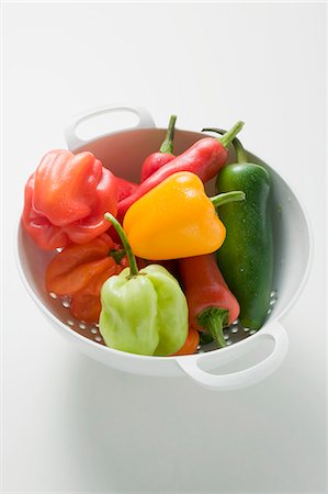 simsearch:659-01861569,k - Assortiments de piments dans la passoire Photographie de stock - Premium Libres de Droits, Code: 659-03525713
