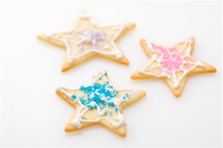 simsearch:659-01860688,k - Trois biscuits étoiles décorés avec du sucre coloré Photographie de stock - Premium Libres de Droits, Code: 659-03525737