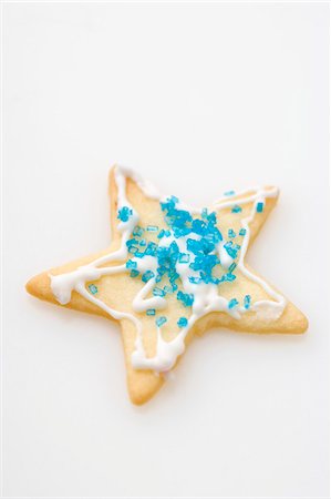 simsearch:659-01860688,k - Un biscuit étoile décoré de sucre bleu Photographie de stock - Premium Libres de Droits, Code: 659-03525739