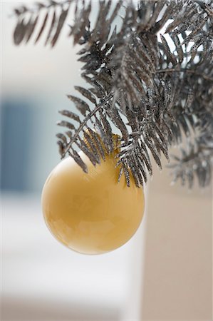 Boule de Noël sur la branche de Sapin argenté Photographie de stock - Premium Libres de Droits, Code: 659-03525741