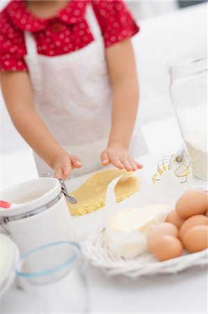 simsearch:659-03526637,k - Small girl flattening dough with her hands Foto de stock - Sin royalties Premium, Código: 659-03525760