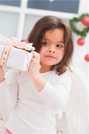simsearch:659-03526685,k - Petite fille tenant des colis de Noël Photographie de stock - Premium Libres de Droits, Code: 659-03525793