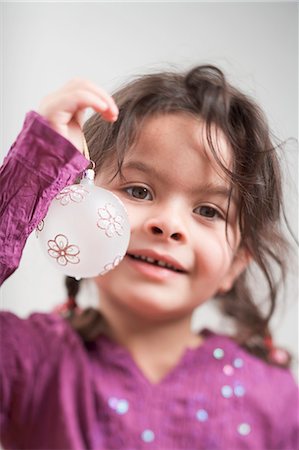 simsearch:659-03521663,k - Small girl holding Christmas bauble Foto de stock - Sin royalties Premium, Código: 659-03525804