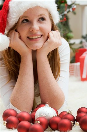 simsearch:659-02214012,k - Woman in Father Christmas hat lying on carpet with Xmas baubles Foto de stock - Sin royalties Premium, Código: 659-03525869