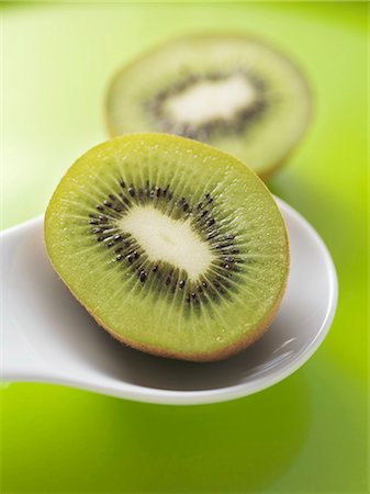 Two halves of a kiwi fruit Foto de stock - Sin royalties Premium, Código: 659-03525884