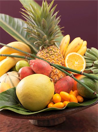 simsearch:659-03525997,k - Nature morte : fruits exotiques dans un bol en bois (détail) Photographie de stock - Premium Libres de Droits, Code: 659-03525891