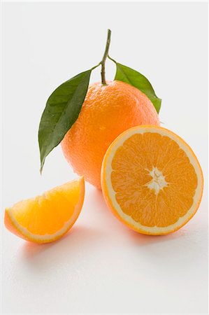 simsearch:659-06903370,k - Orange with stalk and leaf, orange half and wedge Foto de stock - Sin royalties Premium, Código: 659-03525924