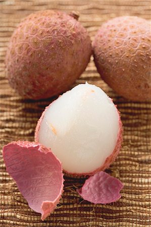 simsearch:659-03525953,k - Trois lychees, moitié pelées Photographie de stock - Premium Libres de Droits, Code: 659-03525946