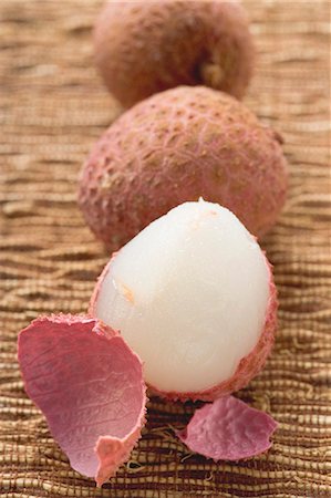 simsearch:659-03525975,k - Three lychees in a row, one half-peeled Stock Photo - Premium Royalty-Free, Code: 659-03525947