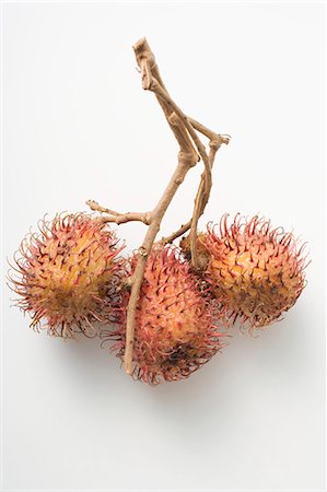 simsearch:659-02213600,k - A cluster of three rambutans Foto de stock - Royalty Free Premium, Número: 659-03525952