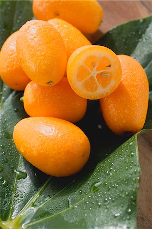 Kumquats avec gouttes d'eau sur les feuilles Photographie de stock - Premium Libres de Droits, Code: 659-03525964