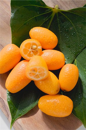 Kumquats sur feuilles Photographie de stock - Premium Libres de Droits, Code: 659-03525962