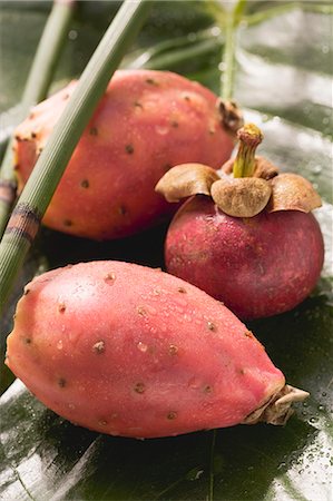 Mangosteen and prickly pears on leaf Stock Photo - Premium Royalty-Free, Code: 659-03525979