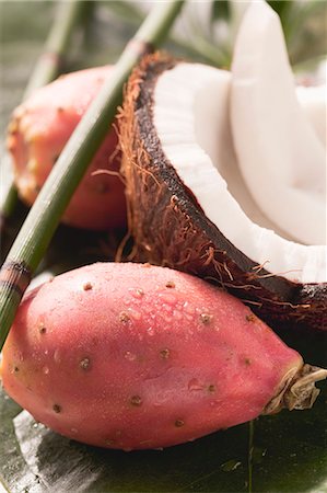 Prickly pears and coconut Foto de stock - Sin royalties Premium, Código: 659-03525980