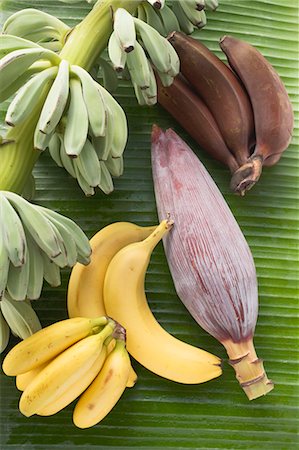 Banana still life on leaf Foto de stock - Sin royalties Premium, Código: 659-03526008