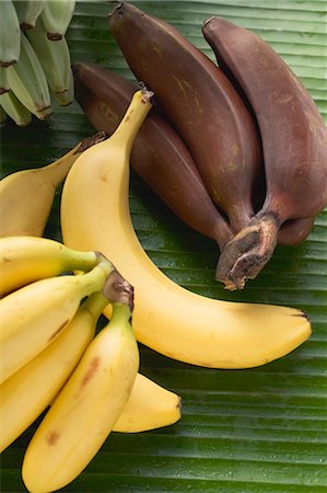 simsearch:659-03522858,k - Banane nature morte sur la feuille Photographie de stock - Premium Libres de Droits, Code: 659-03526009