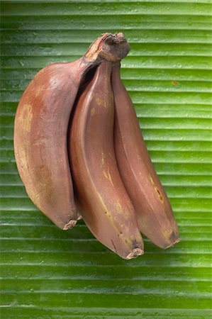 Red bananas on leaf Foto de stock - Sin royalties Premium, Código: 659-03526010