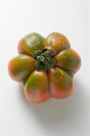 Tomato with drops of water (overhead view) Stock Photo - Premium Royalty-Free, Code: 659-03526057