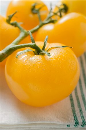 simsearch:659-06185024,k - Five yellow cherry tomatoes on tea towel Stock Photo - Premium Royalty-Free, Code: 659-03526050