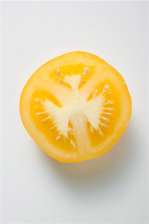 Halb eine gelbe Tomate (obenliegende Ansicht) Stockbilder - Premium RF Lizenzfrei, Bildnummer: 659-03526053