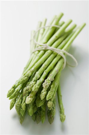 simsearch:659-01844120,k - Un faisceau d'asperges vertes Photographie de stock - Premium Libres de Droits, Code: 659-03526060