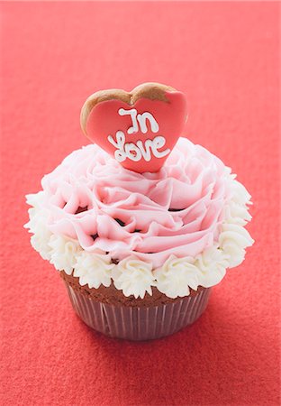 simsearch:659-03526122,k - Cupcake for Valentine's Day Foto de stock - Sin royalties Premium, Código: 659-03526117