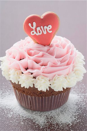 Cupcake for Valentine's Day Stock Photo - Premium Royalty-Free, Code: 659-03526119