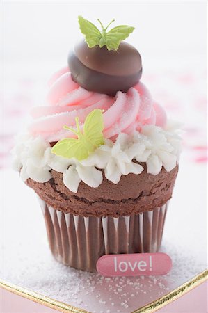 Cupcake for Valentine's Day on chocolate box Stock Photo - Premium Royalty-Free, Code: 659-03526125