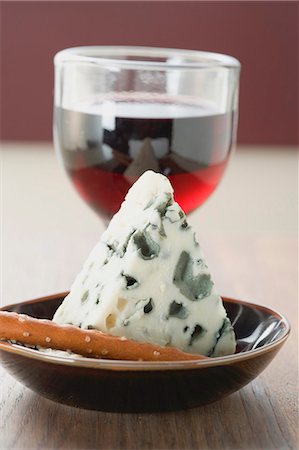 queso azul - Piece of blue cheese, savoury snack and glass of red wine Foto de stock - Sin royalties Premium, Código: 659-03526127