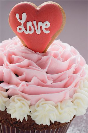 simsearch:659-03526122,k - Cupcake for Valentine's Day (close-up) Foto de stock - Sin royalties Premium, Código: 659-03526120