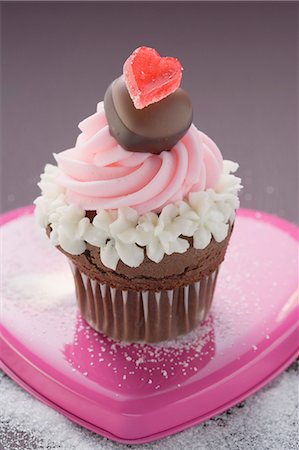 simsearch:659-03526122,k - Cupcake for Valentine's Day Foto de stock - Sin royalties Premium, Código: 659-03526121