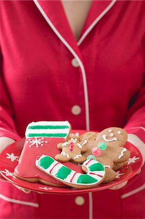 dolci natalizi - Woman holding plate of Christmas biscuits Fotografie stock - Premium Royalty-Free, Codice: 659-03526133