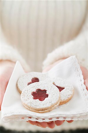simsearch:659-03525275,k - Woman holding jam biscuits on napkin Fotografie stock - Premium Royalty-Free, Codice: 659-03526145