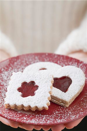 simsearch:659-01866689,k - Woman holding jam biscuits on plate Foto de stock - Royalty Free Premium, Número: 659-03526146