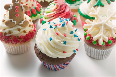simsearch:659-03530534,k - Assorted cupcakes for Christmas Foto de stock - Sin royalties Premium, Código: 659-03526166