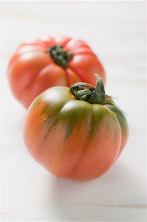 simsearch:659-03533695,k - Two beefsteak tomatoes Fotografie stock - Premium Royalty-Free, Codice: 659-03526228