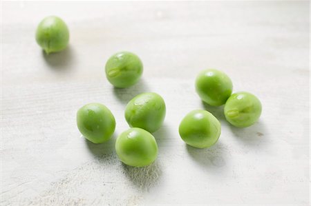 peas cutout - Several fresh peas Stock Photo - Premium Royalty-Free, Code: 659-03526234