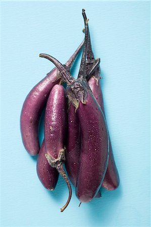 simsearch:659-03525278,k - Several purple aubergines with drops of water (overhead view) Foto de stock - Royalty Free Premium, Número: 659-03526277