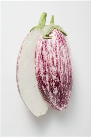 simsearch:659-01851961,k - Purple and white striped aubergine, halved Foto de stock - Sin royalties Premium, Código: 659-03526294