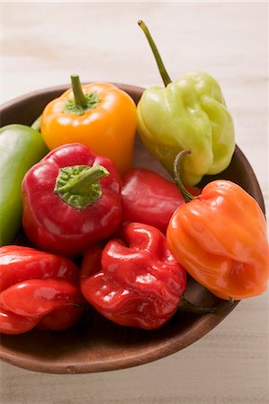 Mixed peppers and chillies in wooden dish Stock Photo - Premium Royalty-Free, Code: 659-03526302
