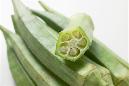 Several okra pods, one halved (close-up) Stock Photo - Premium Royalty-Free, Code: 659-03526338