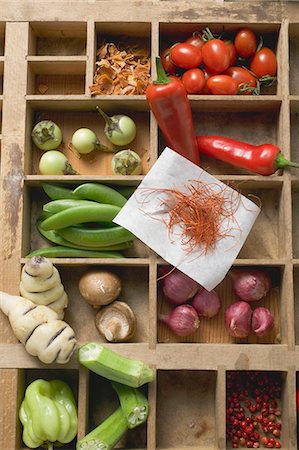 Various types of vegetables, spices & mushrooms in type case Fotografie stock - Premium Royalty-Free, Codice: 659-03526345