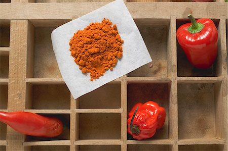 red bell pepper above - Pepper, chillies and chilli powder in type case Stock Photo - Premium Royalty-Free, Code: 659-03526342