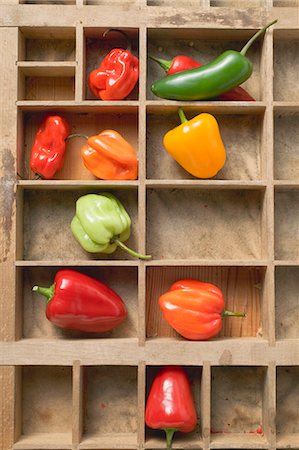 simsearch:659-06188342,k - Various peppers and chillies in type case Foto de stock - Sin royalties Premium, Código: 659-03526357