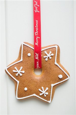 Decorated gingerbread hanging on red ribbon (Christmas) Foto de stock - Sin royalties Premium, Código: 659-03526436