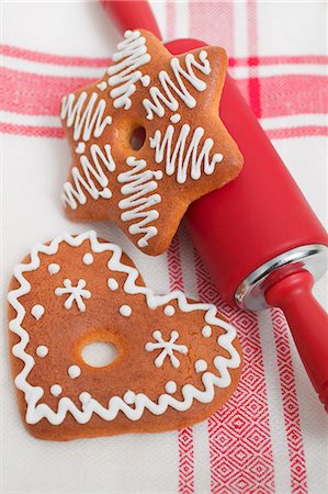 Gingerbread and rolling pin on tea towel Foto de stock - Royalty Free Premium, Número: 659-03526442
