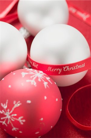 simsearch:659-02213701,k - Red and white Christmas baubles with red ribbon Foto de stock - Sin royalties Premium, Código: 659-03526456