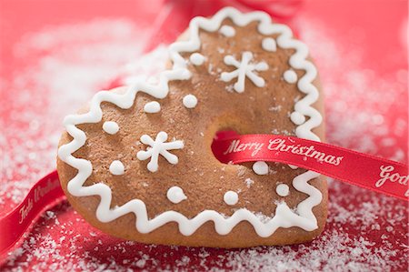 Gingerbread heart in front of red boot Foto de stock - Royalty Free Premium, Número: 659-03526460