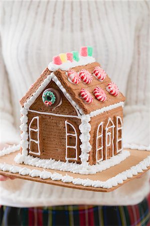 Woman holding gingerbread house Fotografie stock - Premium Royalty-Free, Codice: 659-03526485