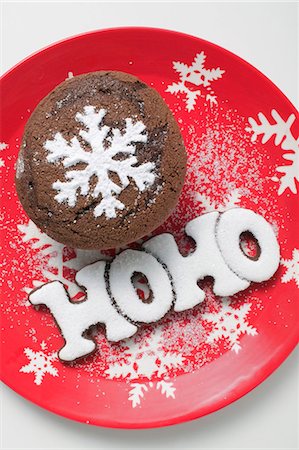 simsearch:659-01843429,k - Chocolate muffin and the word HOHO on festive plate Stock Photo - Premium Royalty-Free, Code: 659-03526500